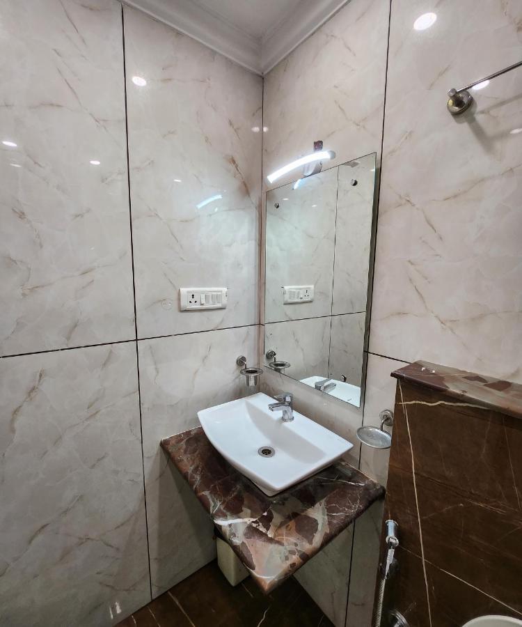 ניו דלהי Capital O 6408 Hotel Delhi Heart מראה חיצוני תמונה